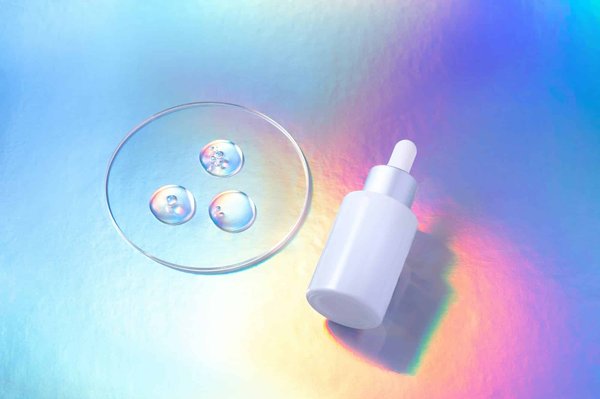 Quels sont les avantages des soins à base d'acide salicylique pour les peaux à tendance acnéique?