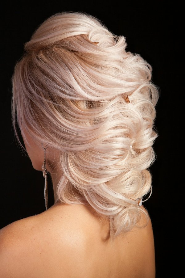 Comment réaliser une coiffure élégante et rapide pour une réunion matinale?