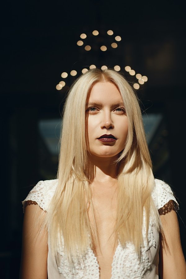 Comment marier des vêtements en soie avec des accessoires en laine pour un look hivernal?